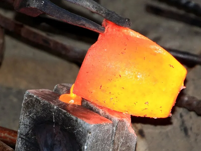 Precision cutting process at JianShang Jewelry Factory
