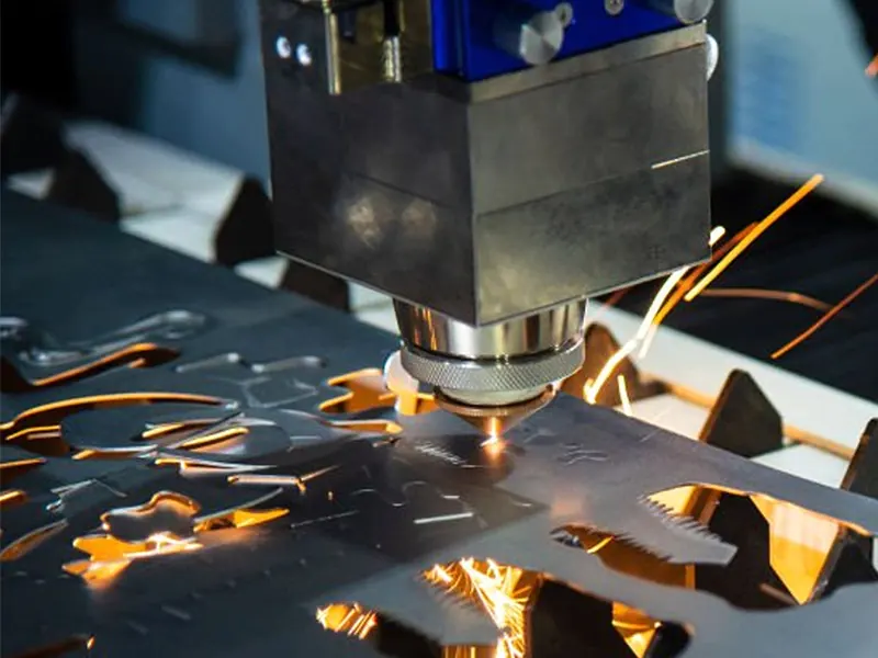 Precision cutting process at JianShang Jewelry Factory