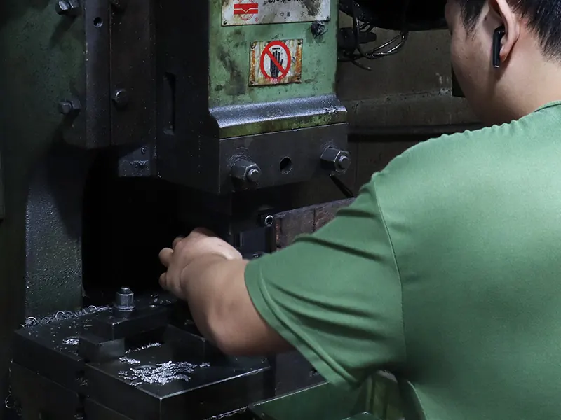 Precision cutting process at JianShang Jewelry Factory